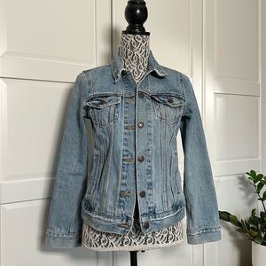 Levi’s Denim jean jacket in size XS